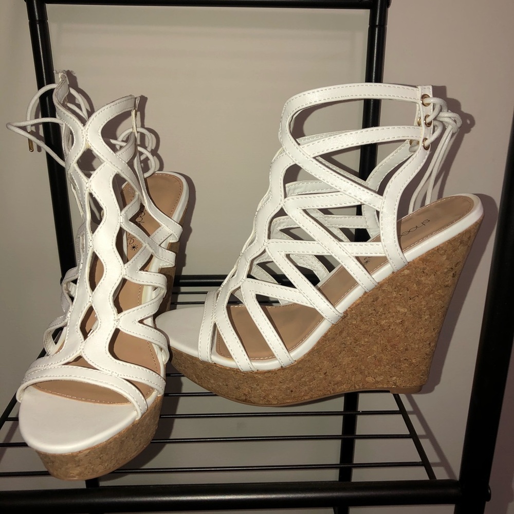 Shoe dazzle white wedges